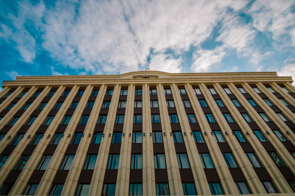 Здание поражает