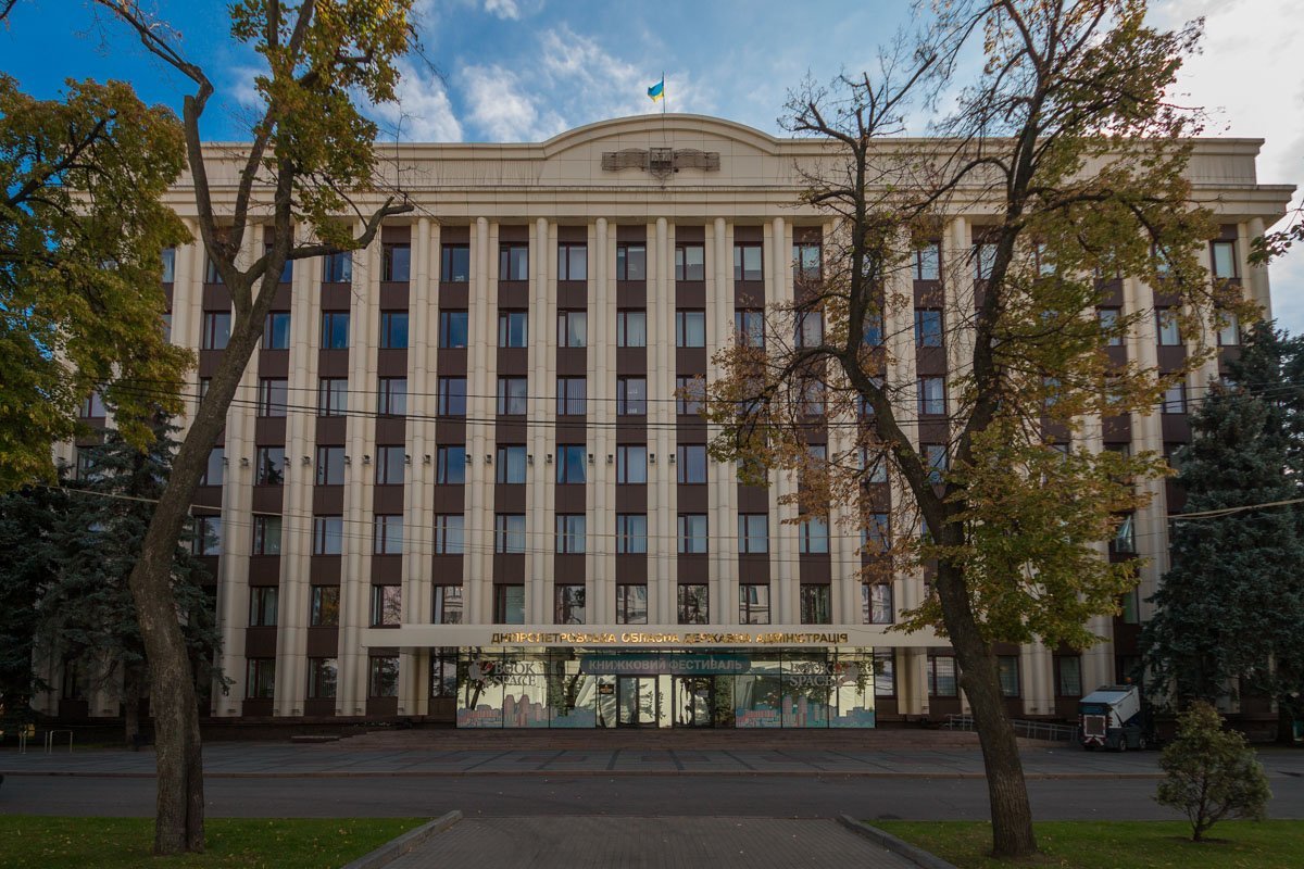 На Поля расположились главные здания города