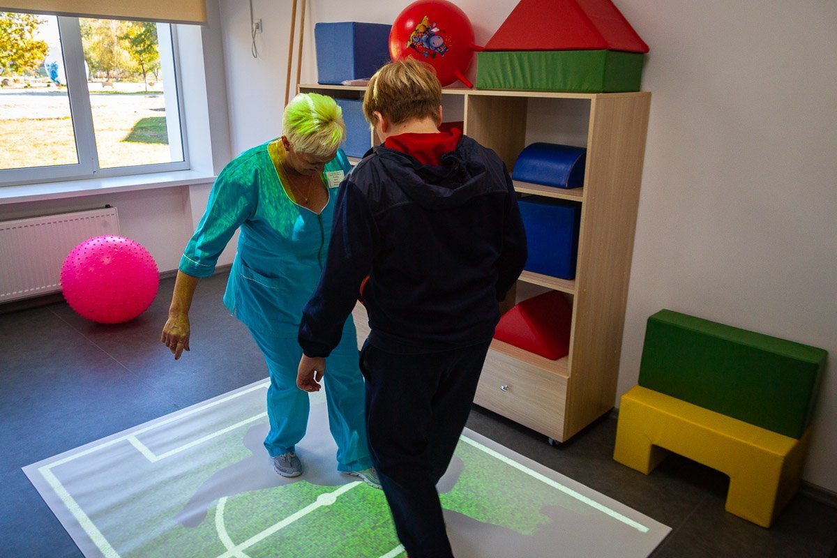 С ребятами учат, играючи С ребятами учат, играючи