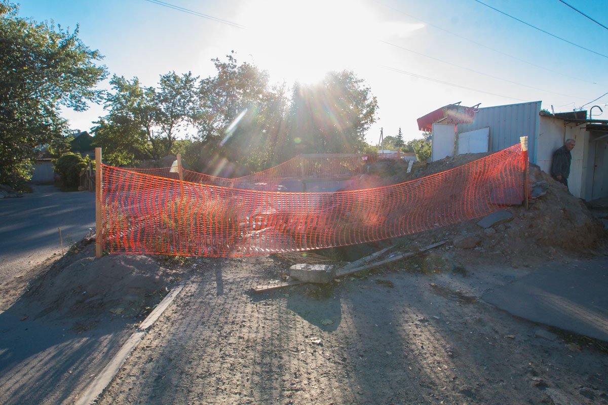 Ямы на улице Василия Сухомлинского