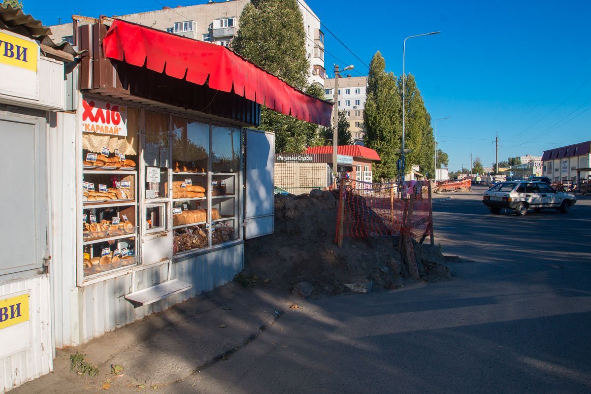 Яма, которая "красуется" возле киоска