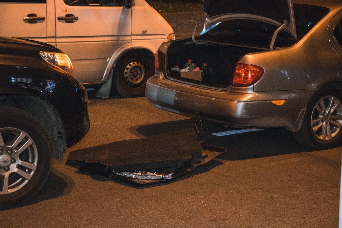 Больше часа машины стояли посреди дороги Больше часа машины стояли посреди дороги