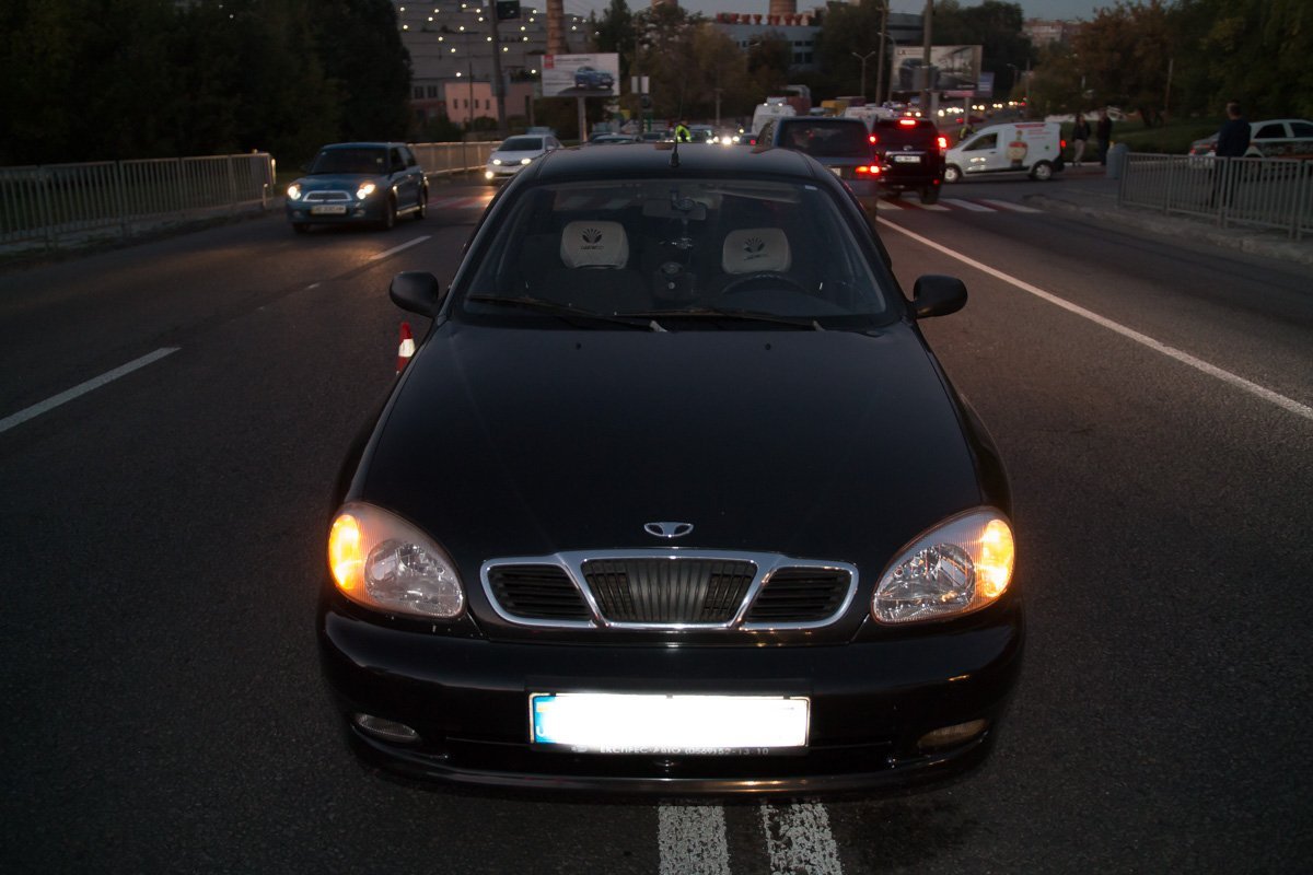 Автомобиль Daewoo затормозил, чтобы пропустить пешеходов Автомобиль Daewoo затормозил, чтобы пропустить пешеходов