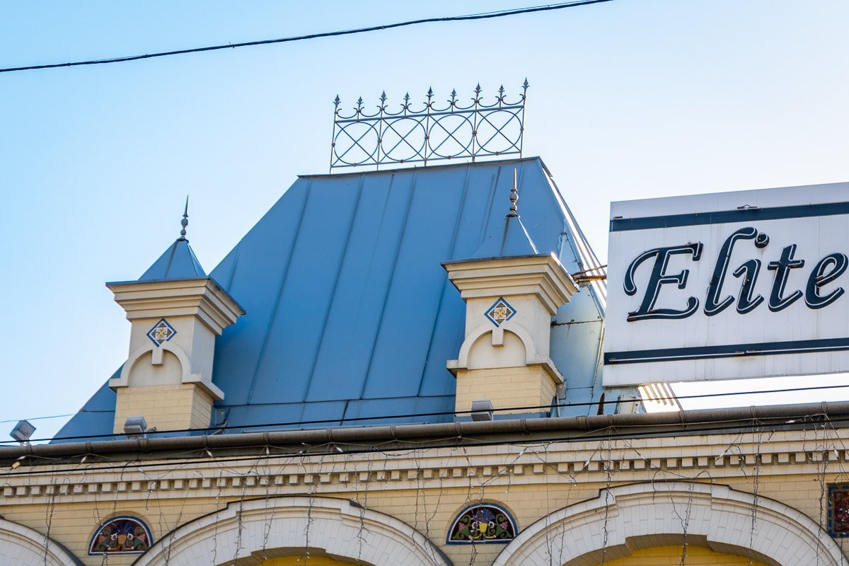 Главный фасад корпуса получил богатое оформление