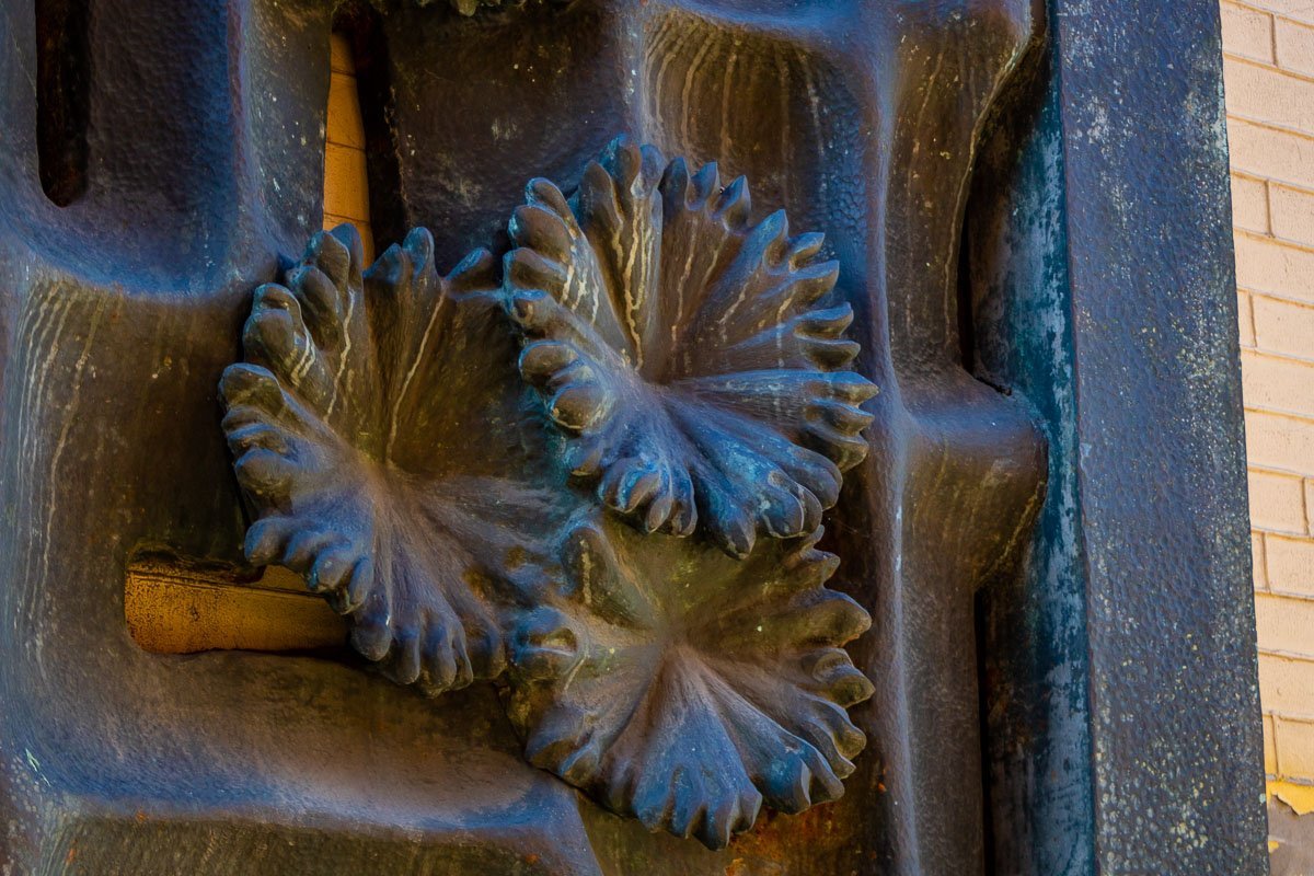 Такой дизайн сделали из-за недостатка освещения