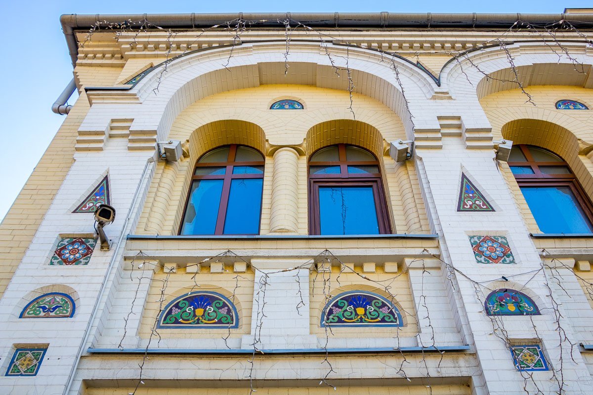 Сейчас на здании установлена табличка с QR-кодом