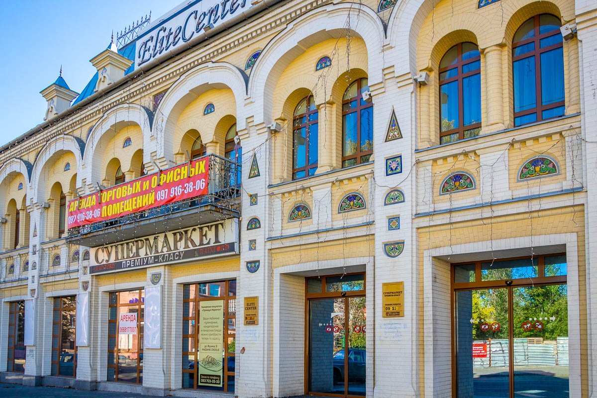 Возможно, скоро с фасада снимут рекламу