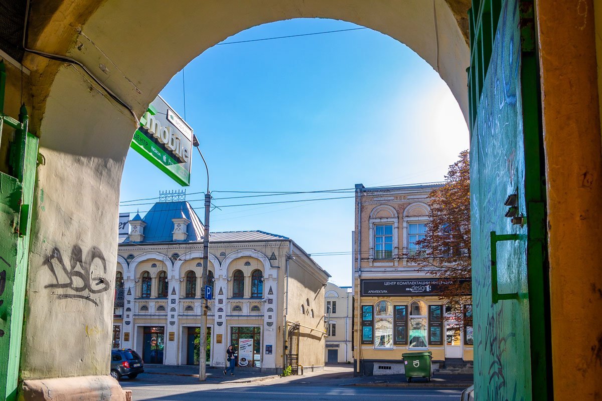 Здание расположено возле парка