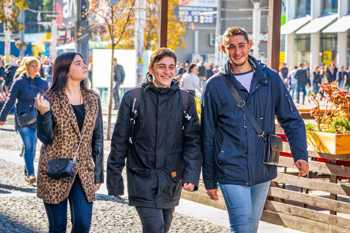 Давай идти рядом с девушкой и делать вид, что мы вместе