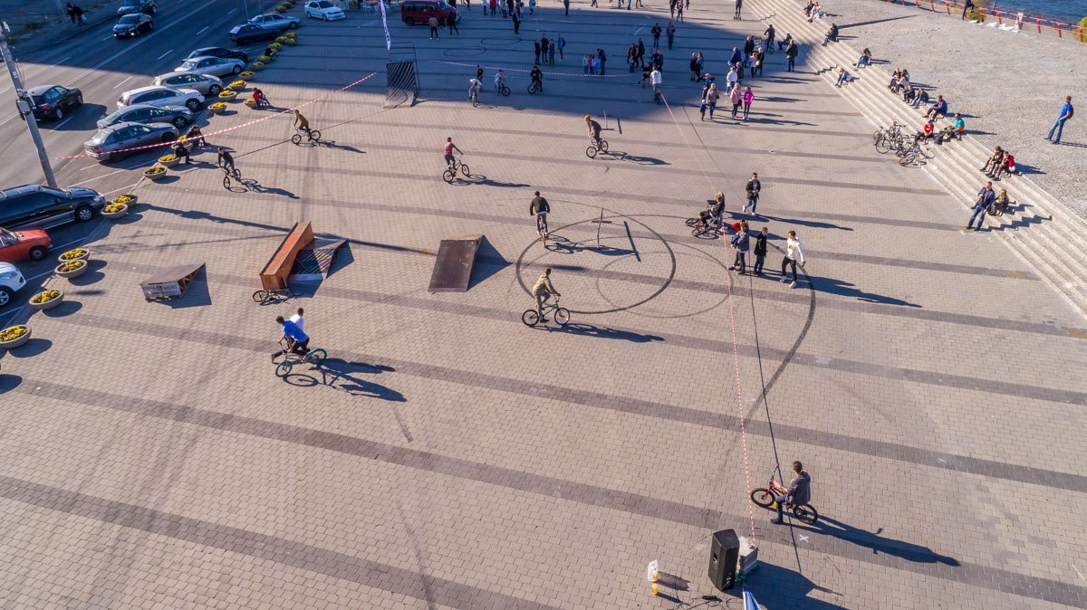 Большое пространство заняли экстрималы 