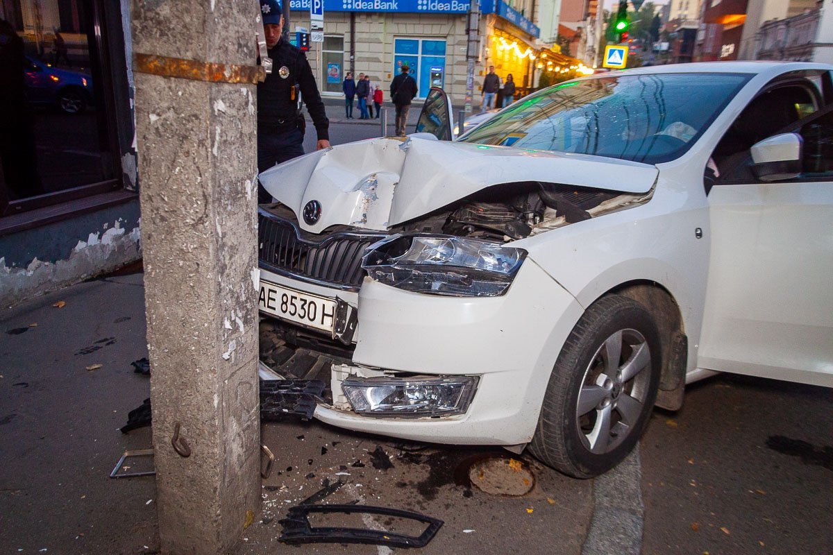 На улице Шевченко автомобиль Skoda въехал в столб  На улице Шевченко автомобиль Skoda въехал в столб