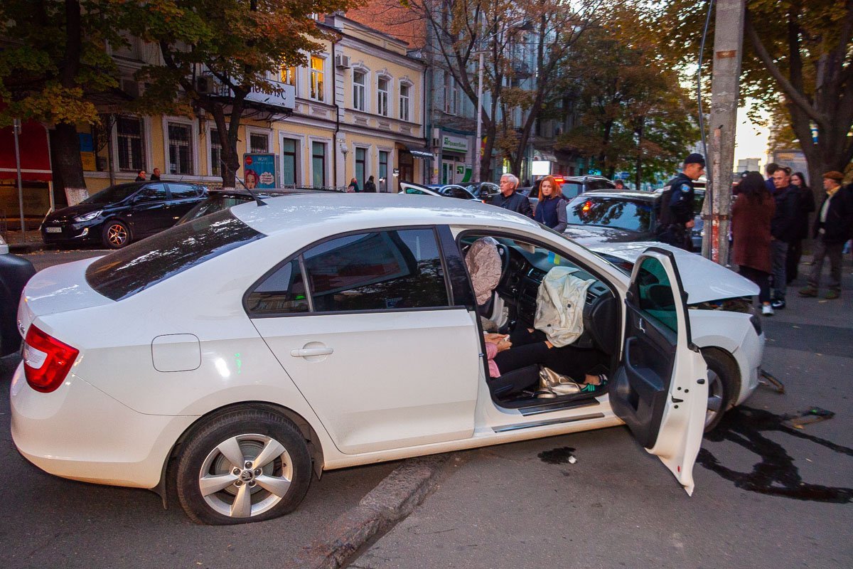 В результате аварии пострадали водитель и пассажир автомобиля Skoda В результате аварии пострадали водитель и пассажир автомобиля Skoda