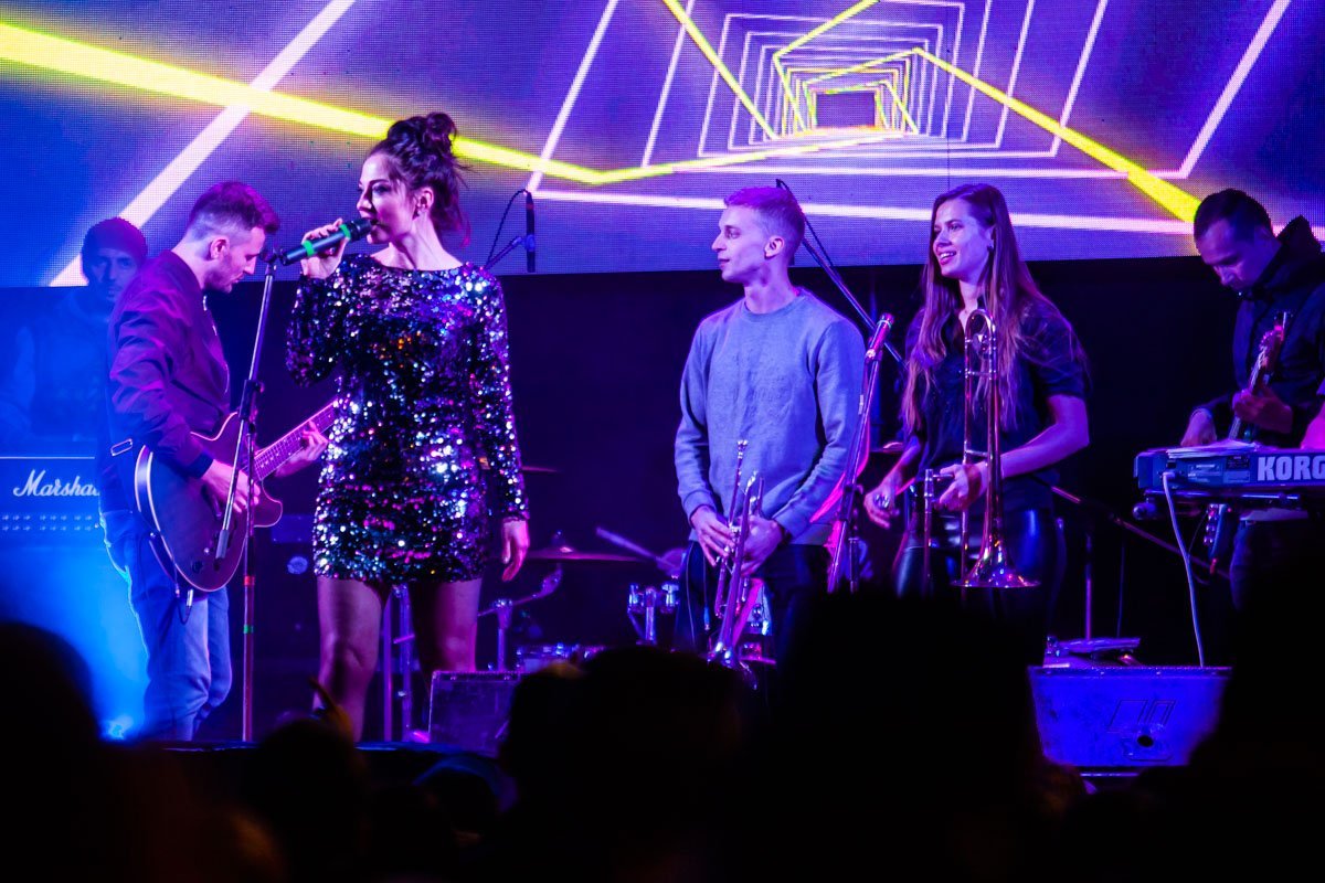 Группы выступали перед жителями Группы выступали перед жителями