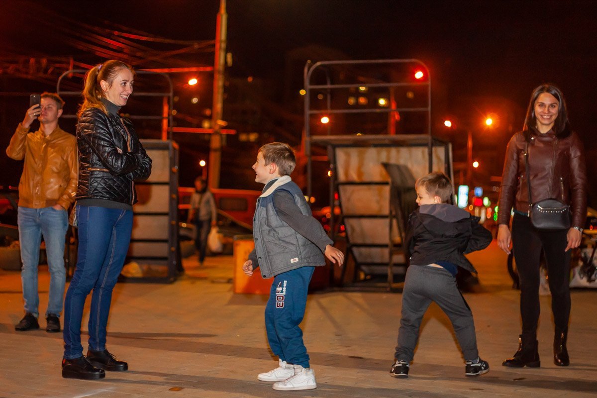 Развлекались даже дети Развлекались даже дети