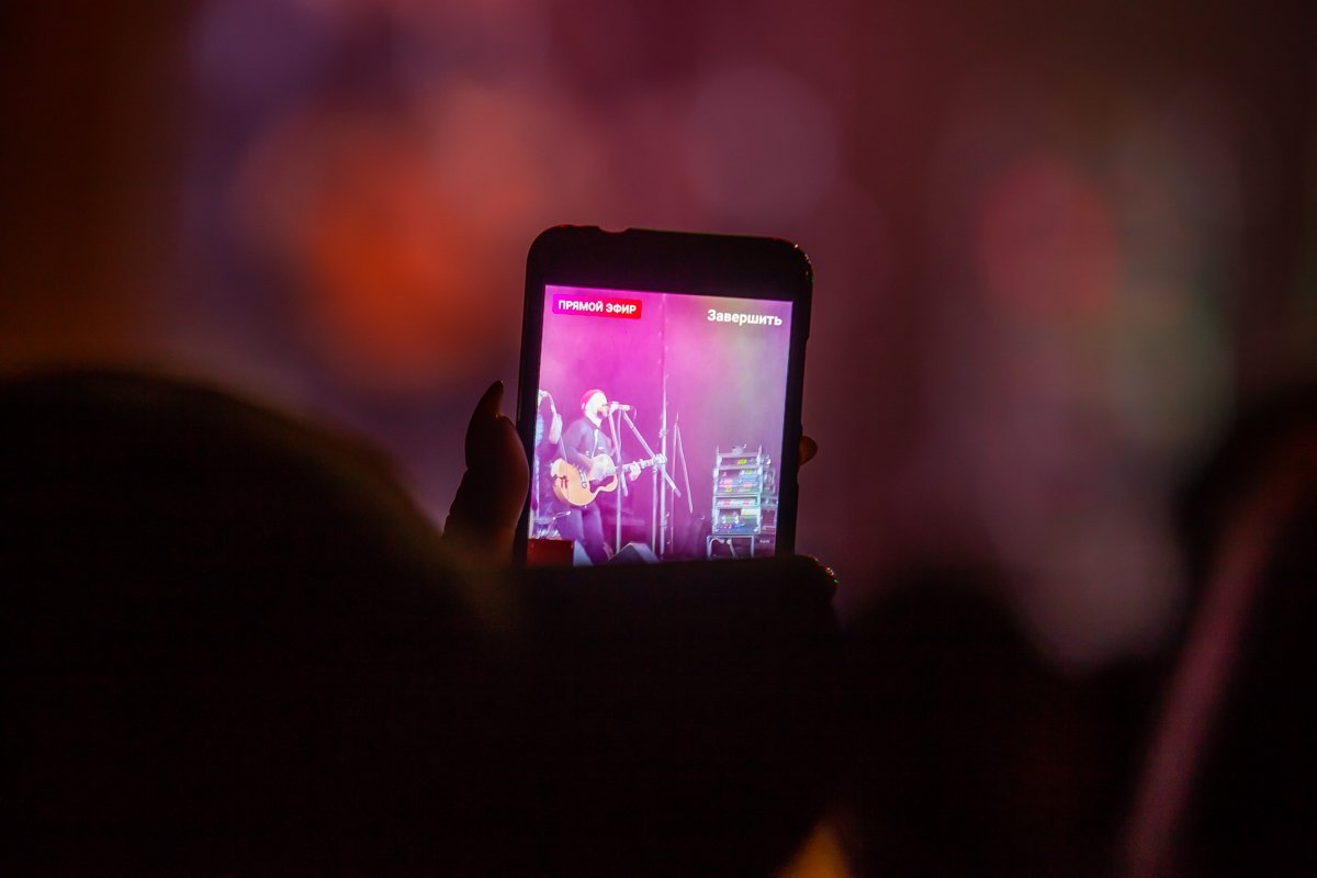 Концерт приятнее через телефон смотреть Концерт приятнее через телефон смотреть