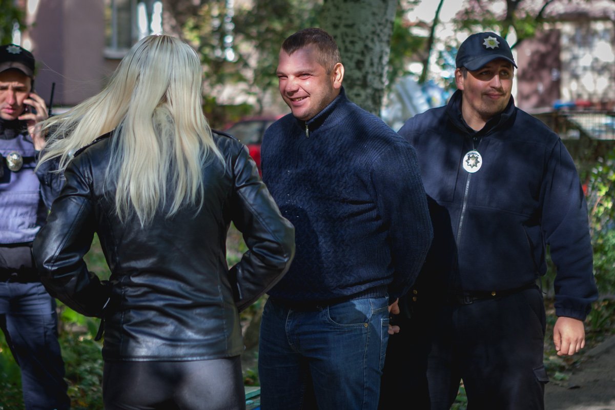 Сам задержанный утверждал, что отдыхал с товарищем и просто хотел посмотреть на гранату