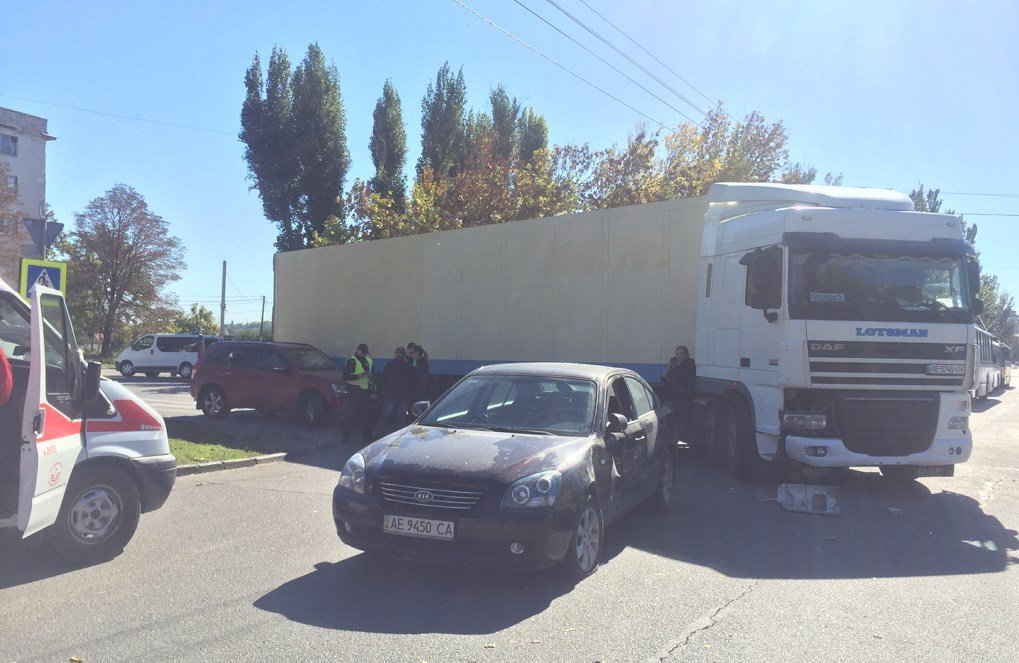 На улице Высоковольтной произошла тройная авария