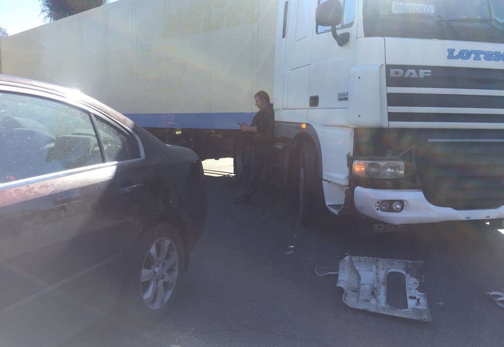 Фура повредила боковую часть Kiа, а ее прицеп протаранил Suzuki