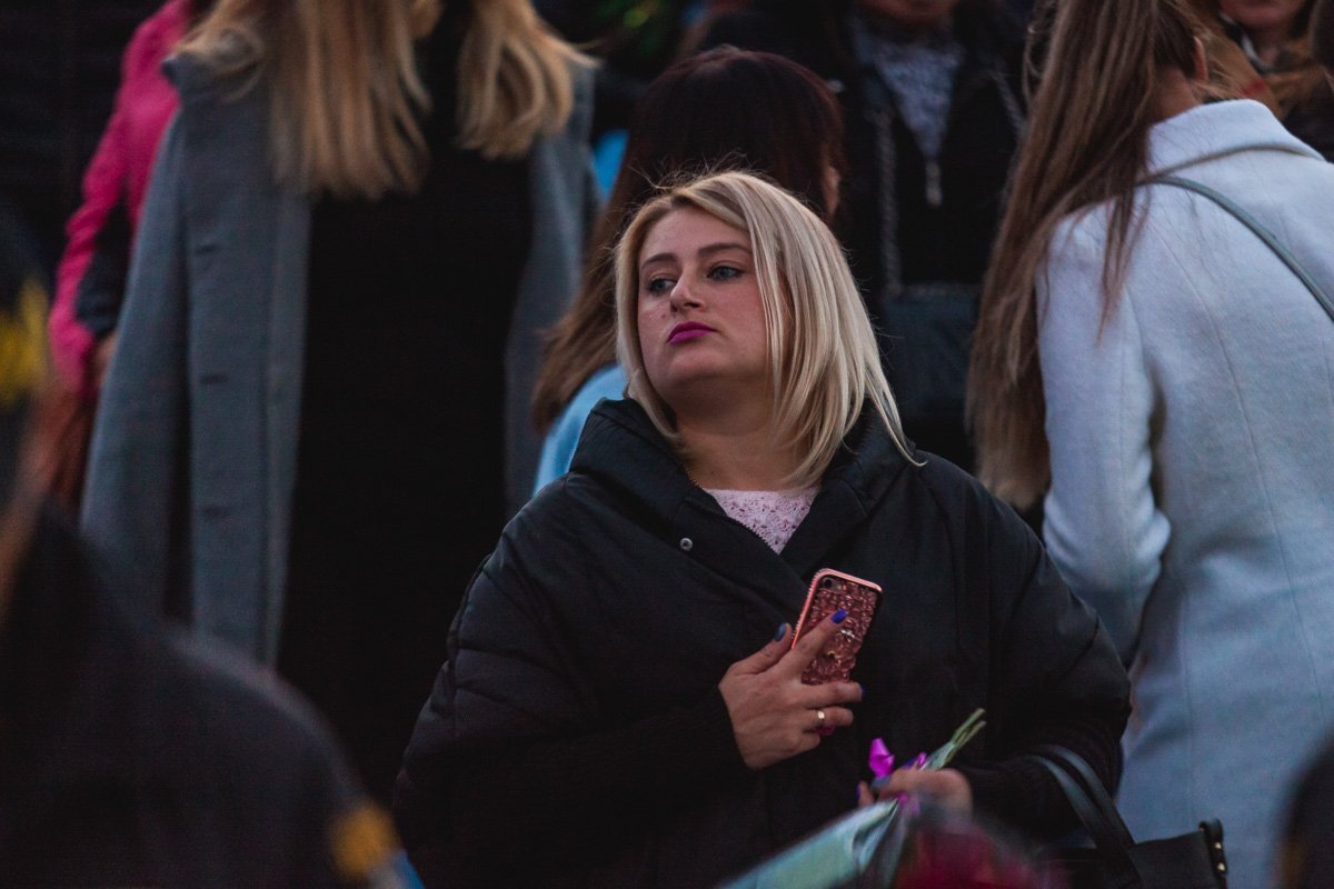 Когда любимый певец еще не вышел, но ты прижимаешь его фото ближе к сердцу Когда любимый певец еще не вышел, но ты прижимаешь его фото ближе к сердцу