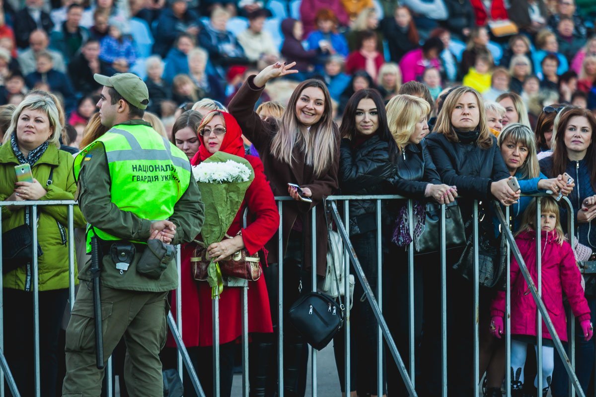 Некоторые поклонницы принесли цветы Некоторые поклонницы принесли цветы