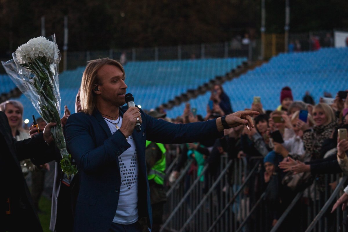 Которые Олег Винник во время выступления успел даже собрать Которые Олег Винник во время выступления успел даже собрать