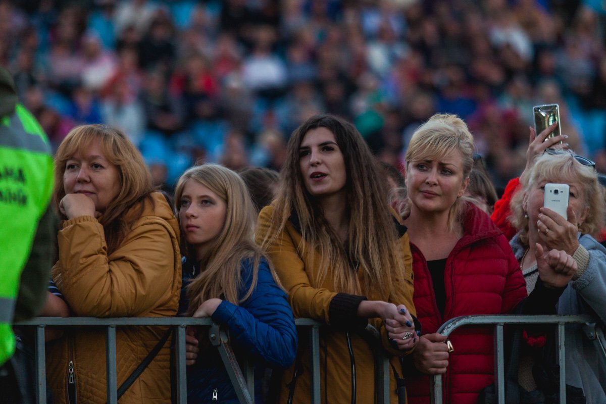 Но, видимо, не ко всем артист успел подойти Но, видимо, не ко всем артист успел подойти