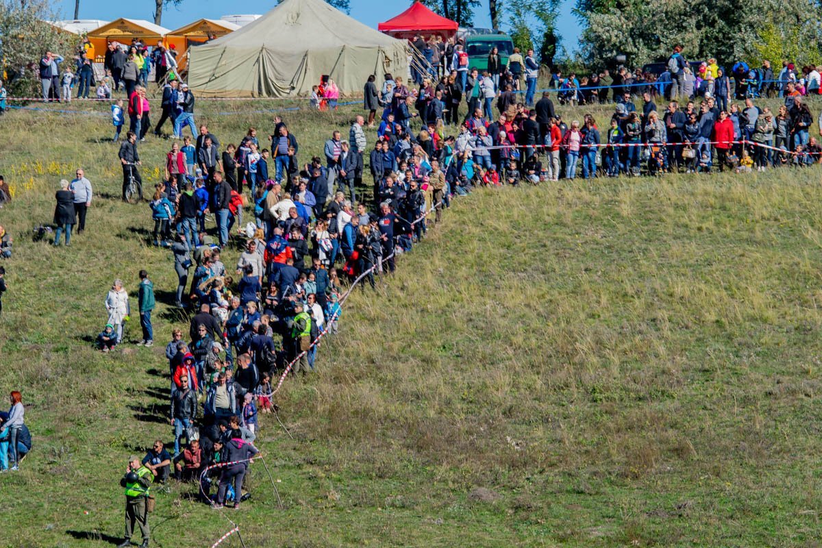 Собрались тысячи людей