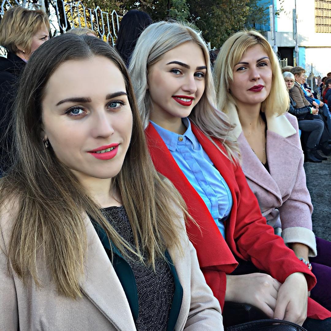 Очаровательные поклонницы музыканта не уставали фотографироваться Очаровательные поклонницы музыканта не уставали фотографироваться