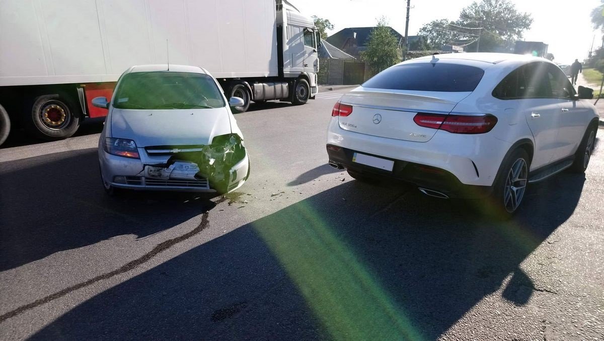 Из-за аварии полностью занята полоса движения в сторону города