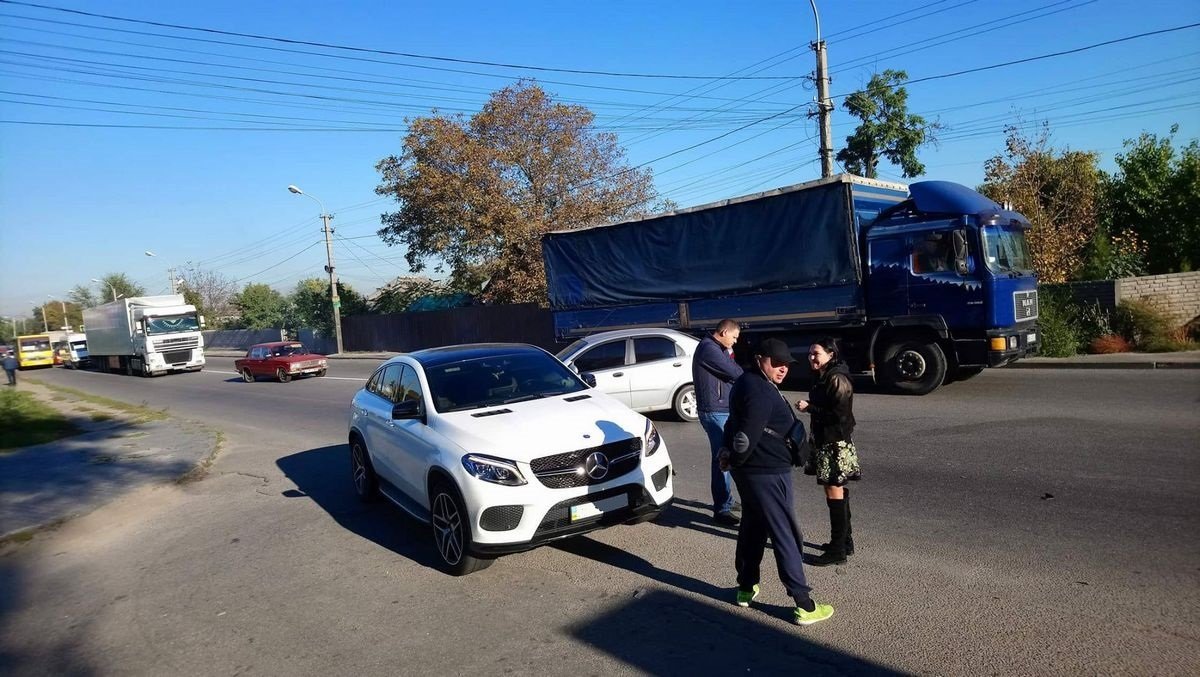 Водителям приходится объезжать место ДТП по встречной полосе движения