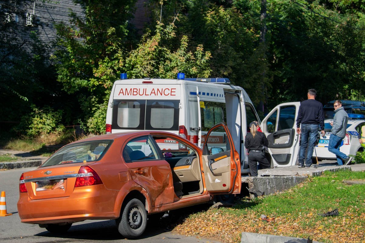 На перекрестке улиц Владимира Антоновича и Надежды Алексеенко не поделили дорогу Chevrolet и Geely На перекрестке улиц Владимира Антоновича и Надежды Алексеенко не поделили дорогу Chevrolet и Geely