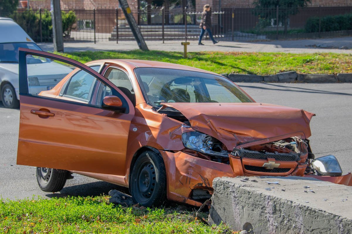 От удара обе иномарки вынесло на обочину От удара обе иномарки вынесло на обочину
