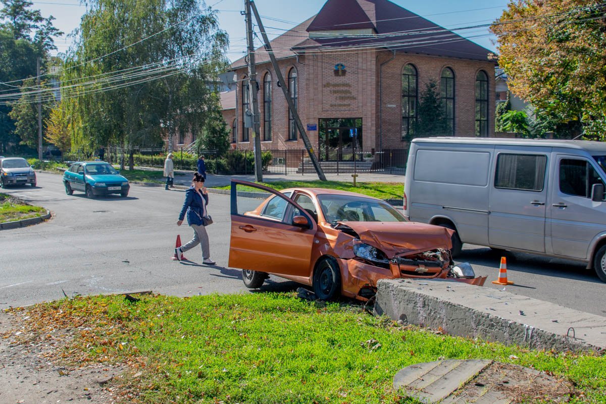 Chevrolet влетел в отбойник Chevrolet влетел в отбойник