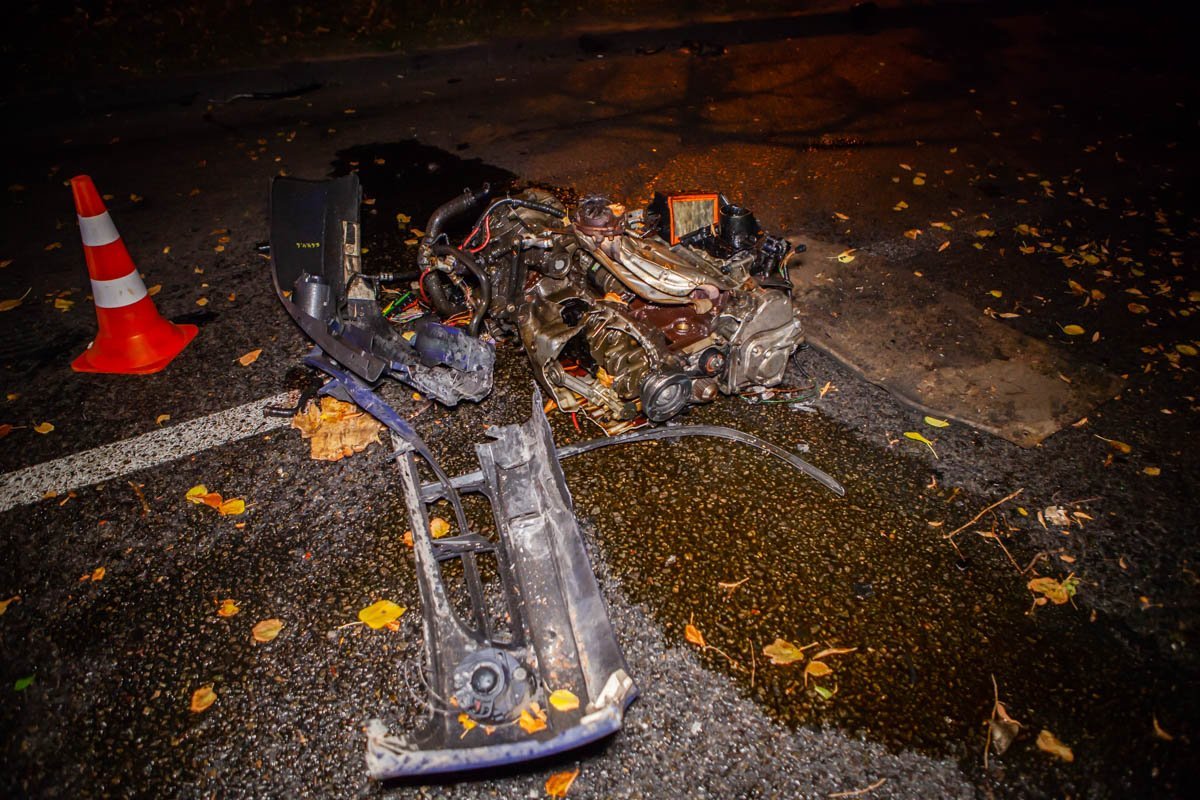 У автомобиля такси вылетел двигатель У автомобиля такси вылетел двигатель