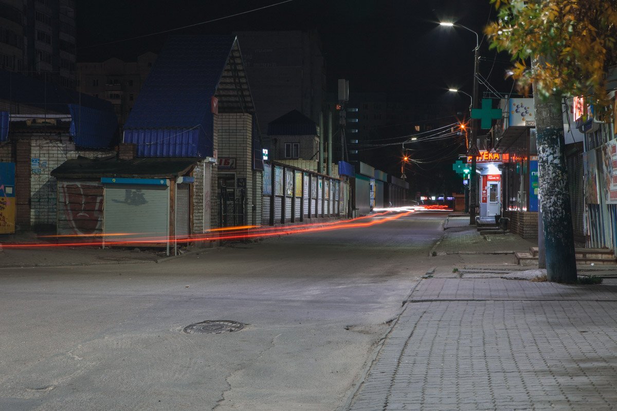 Днем место превращается в оживленный рынок Днем место превращается в оживленный рынок