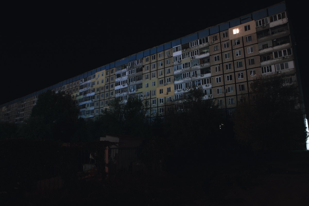 Те самые голубые высотки, из-за которых район получил название Те самые голубые высотки, из-за которых район получил название