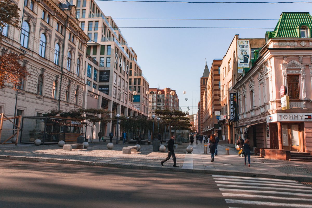 Бульвар находится между проспектом Яворницкого и улицей Шевченко Бульвар находится между проспектом Яворницкого и улицей Шевченко