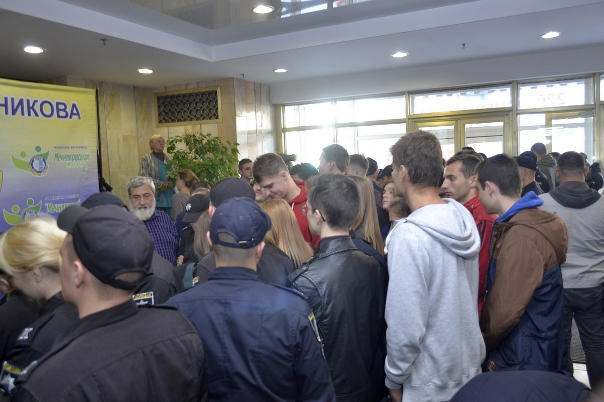 Очередь ждала даже на улице