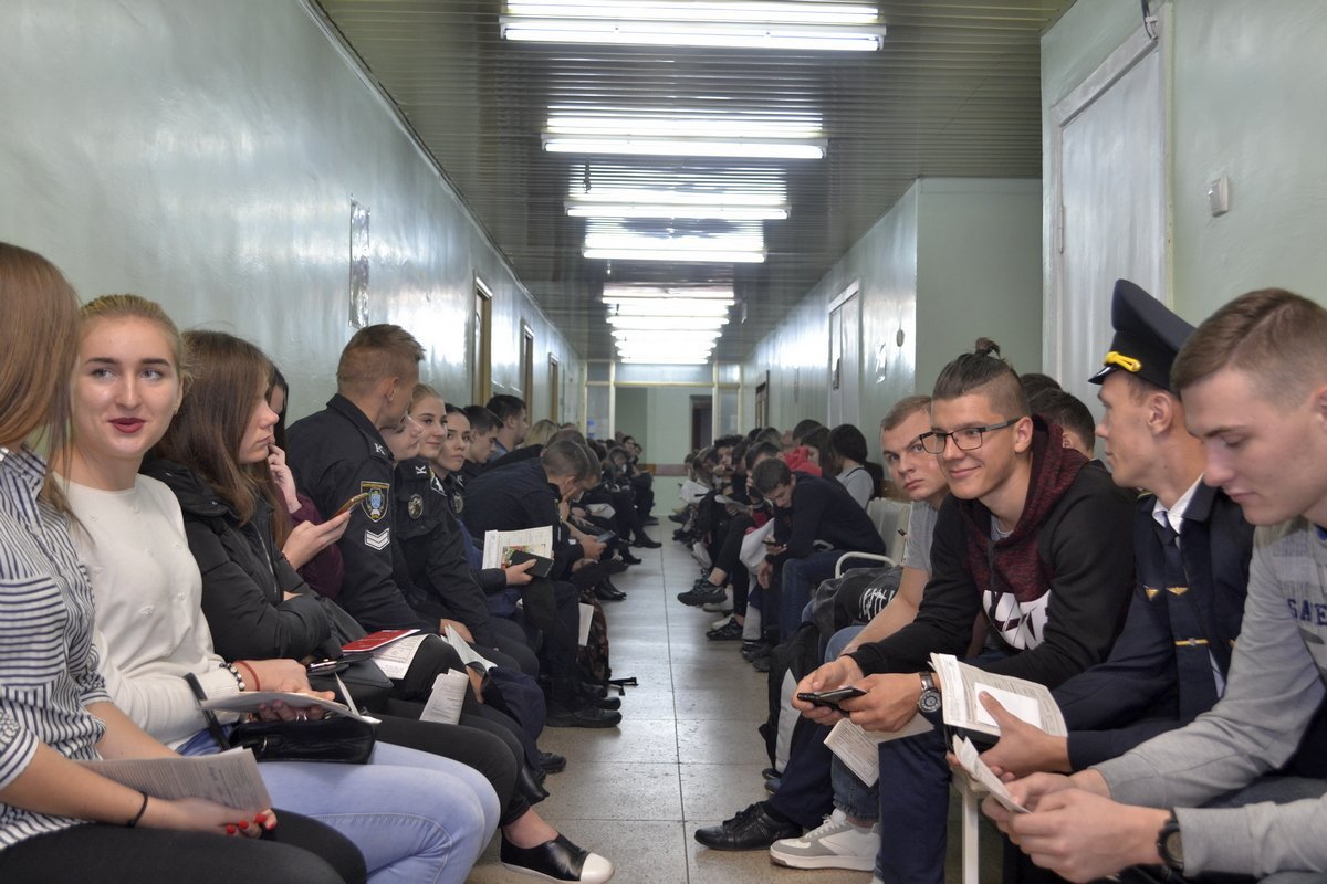 Множество студентов пришли поддержать