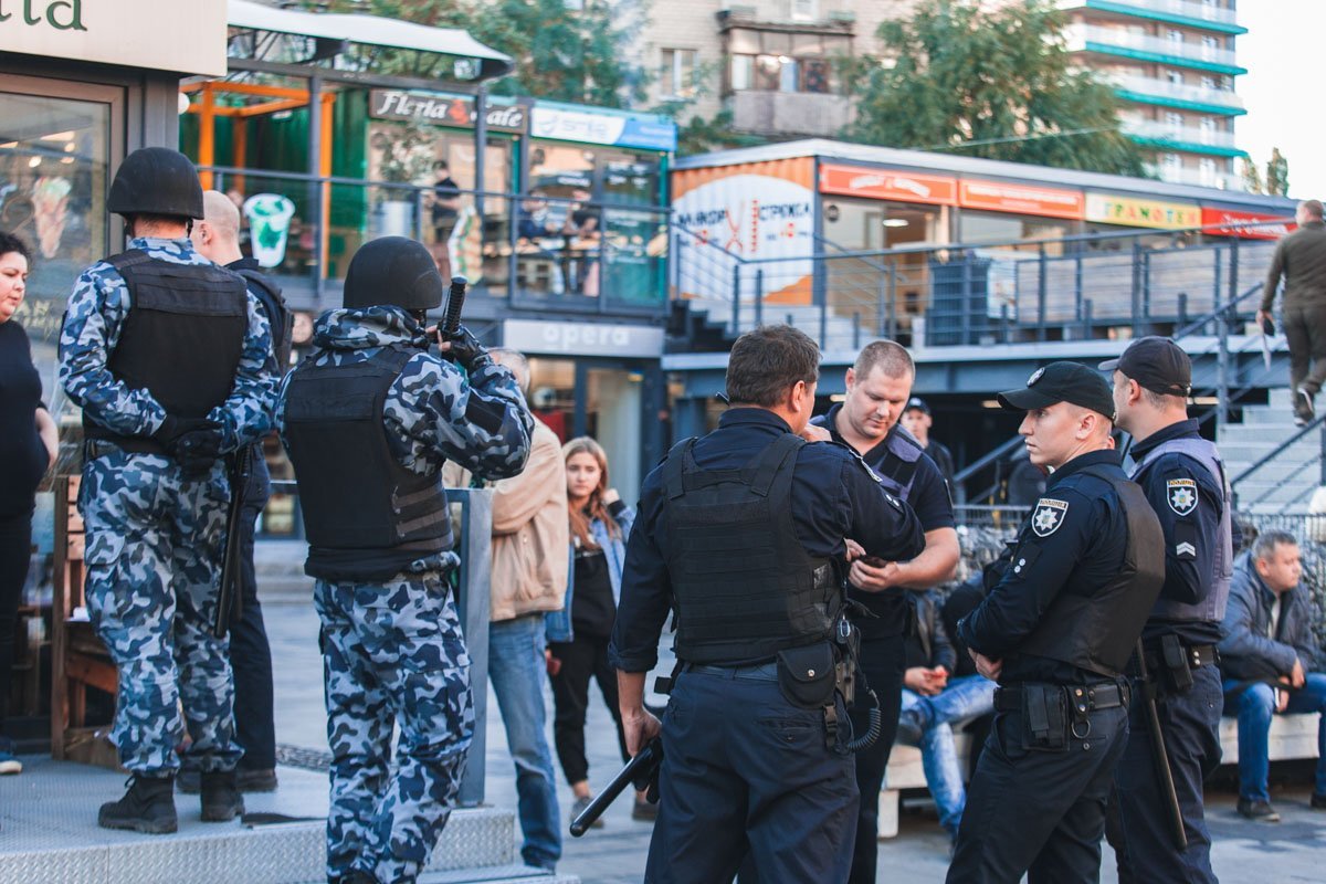 Работников киоска не выпускают и не выпускают Работников киоска не выпускают и не выпускают