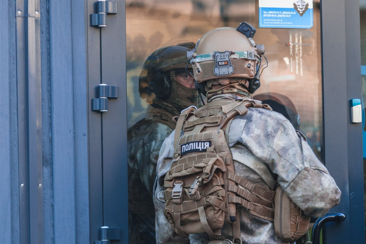 Сейчас бойцы КОРД заперлись с работниками магазина внутри Сейчас бойцы КОРД заперлись с работниками магазина внутри