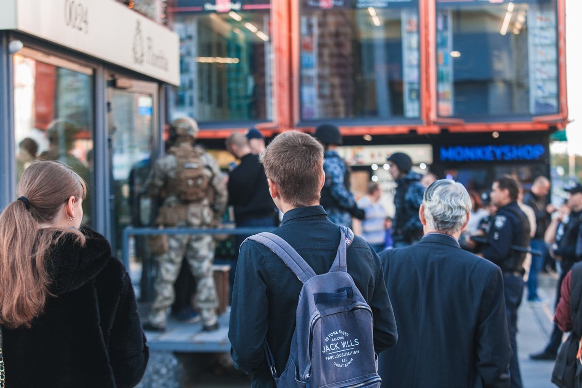 Здание центра окружили "зеваки", все пытались узнать, что происходит Здание центра окружили "зеваки", все пытались узнать, что происходит