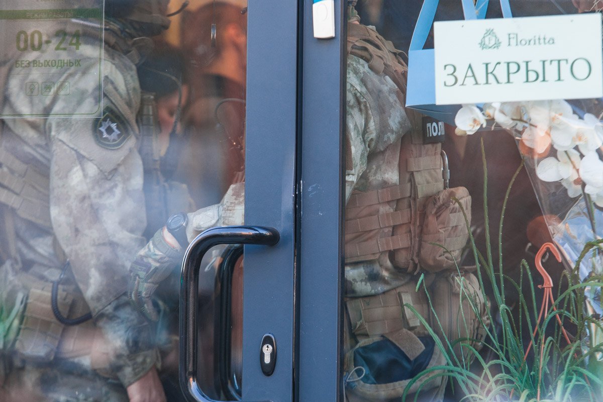 Дверь открывали кувалдой Дверь открывали кувалдой