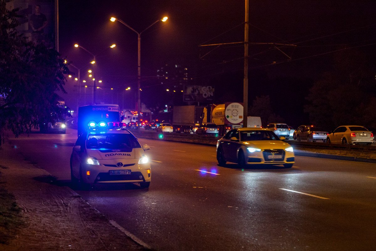 Из-за этого даже столкнулись три автомобиля: Daewoo, Renault и ВАЗ