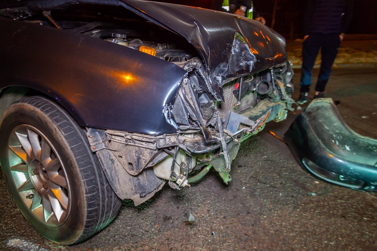 Водитель Ford утверждает, что ехал 50 км/час Водитель Ford утверждает, что ехал 50 км/час