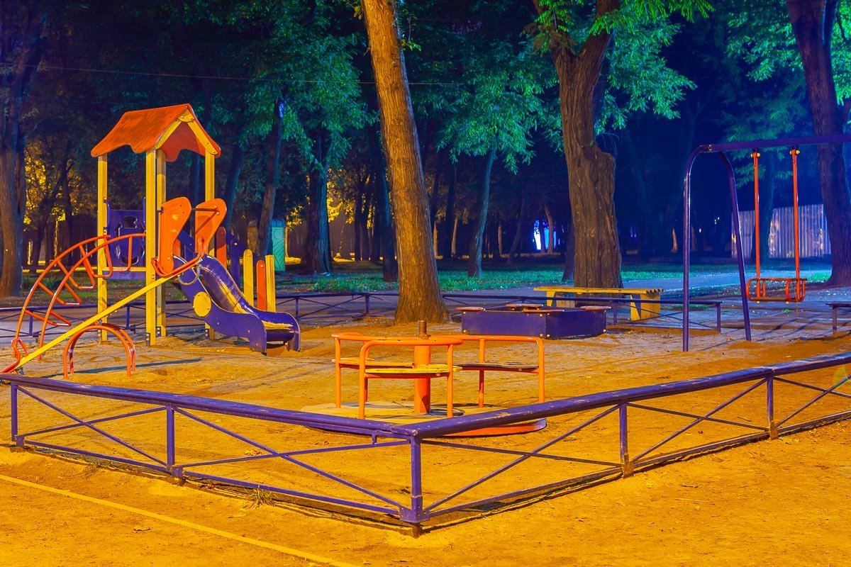Детские площадки ночью 