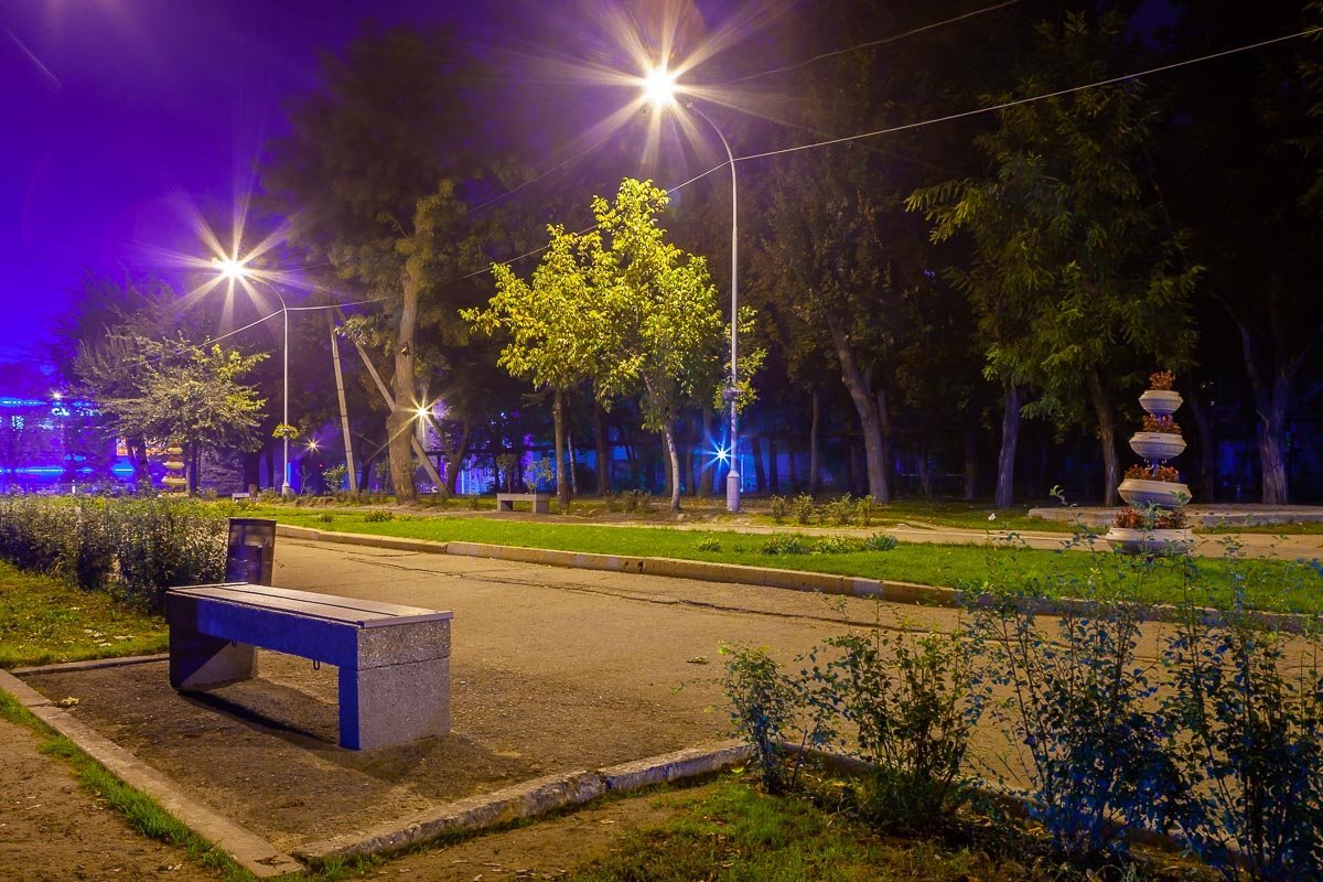 Одинокие лавочки и пешеходные дорожки