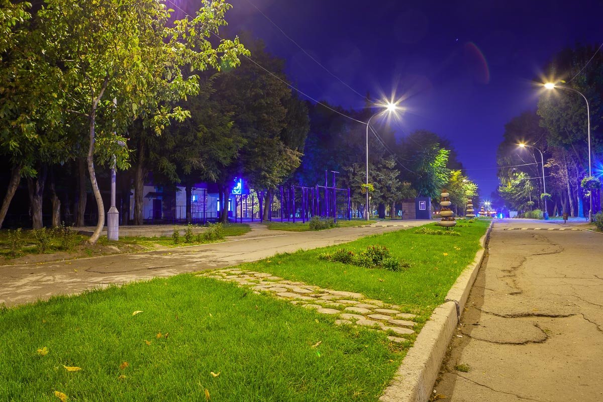 После заката на территории парка зажигаются десятки фонарей и подсветка