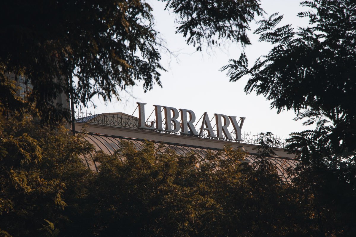 В 1903-1905 годах на углу Екатерининского проспекта и улицы Московской построили частный особняк купца второй гильдиии - Шишмана