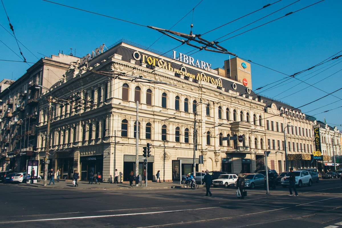 Этот доходный дом состоял из двух частей – основной трехэтажной и дополнительного двухэтажного крыла